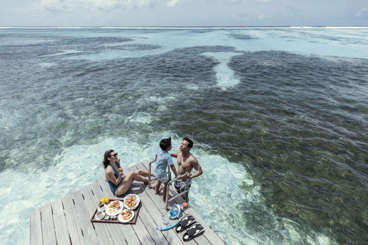 ไม่ใช่แค่สำหรับฮันนีมูนอีกต่อไป! Club Med เกาะคานิ มัลดีฟส์ กลายเป็นจุดหมายใหม่สำหรับการท่องเที่ยวกับครอบครัว ห้องพักบนน้ำตอนนี้สามารถเข้าพักได้ทั้งครอบครัว