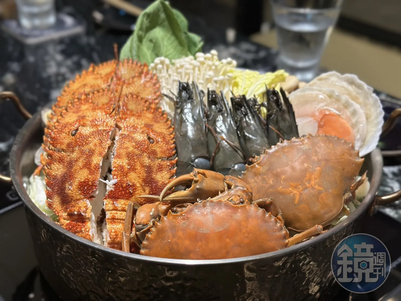 【บันทึกชิม】ปูฤดูใบไม้ร่วงเจอปูนิ่มทะเลสุดหรู! Lingwu Restaurant & Bar เมนูไฮไลต์ฤดูใบไม้ร่วง “หม้อ Rolex” น้ำซุปพริกไทยดำสด เผ็ด จัดเต็ม