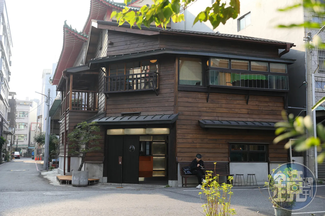 บ้านไม้เก่าแก่อายุกว่าร้อยปีในเจียอี้ที่เพิ่งบูรณะใหม่! ‘HERMIT’ ร้านของหวานและซอฟต์เสิร์ฟที่เปิดประสบการณ์การพิมพ์ตัวเรียง (Letterpress) ยามค่ำคืนเป็นประจำทุกเดือน